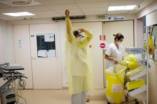 Les infirmiers et les aide-soignants du service chargé d'accueillir des malades du Covid-19 de l'hôpital de Laval sont en grève illimitée depuis mercredi.