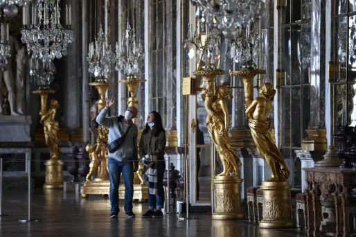 Depuis sa réouverture, Versailles doit faire sans les touristes étrangers.