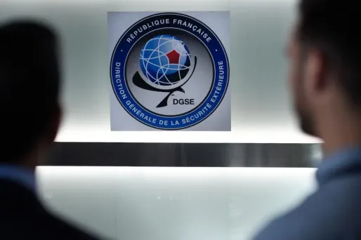 Deux hommes ont été mis en examen mercredi dans l'enquête sur une tentative de meurtre pour laquelle deux autres suspects liés à la DGSE étaient déjà écroués.