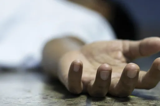 Après plusieurs heures, un cadavre d'humain se refroidis, devient tout dur et tout pâle.