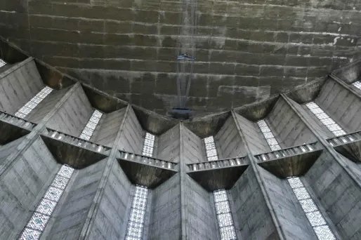 Le béton armé a été inventé par le Français François Hennebique.