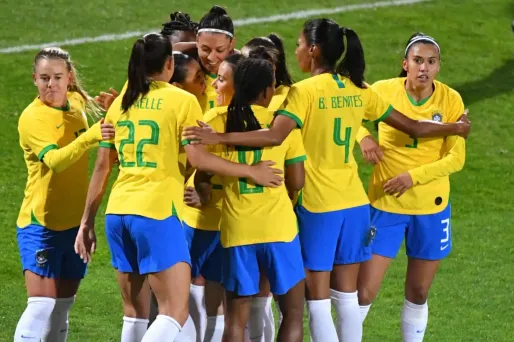 Au Brésil, les femmes gagneront désormais autant que les hommes en sélection de football.