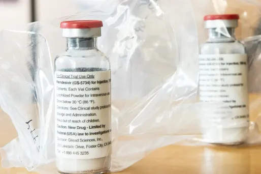 L'Agence américaine des médicaments a accordé une autorisation permanente au médicament antiviral remdesivir pour les malades hospitalisés du Covid-19.