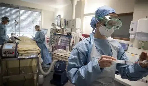 Le bilan de l'épidémie continue de s'alourdir.