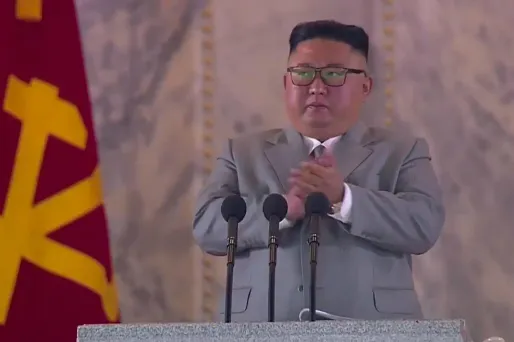 Kim Jong Un lors d'un discours en marge d'un défilé militaire, le 10 octobre 2020
