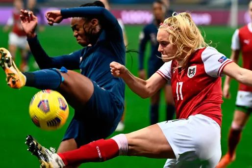 La française Marie-Antoinette Katoto (à gauche) et l'autrichienne Sarah Puntigam vendredi soir.