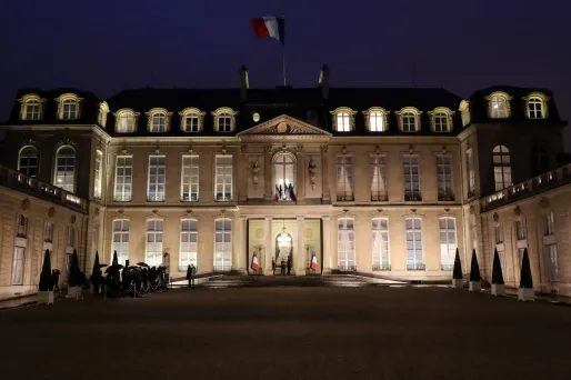 L'Elysée a annoncé samedi qu'un hommage serait rendu à l'enseignant victime de décapitation vendredi.