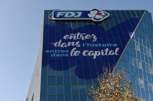 Ils font la manche devant un bar-tabac, un client en sort et leur offre un billet de loterie: quatre SDF ont empoché 50.000 euros à Brest, a révélé mardi la Française des jeux (FDJ).