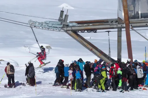 Les remontées mécaniques ne vont pas rouvrir tout de suite en station de ski, a annoncé jeudi Jean Castex.