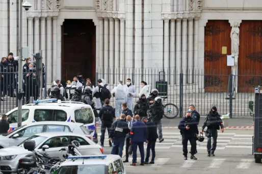 Cinq personnes sont en garde à vue, une semaine après l'attentat de Nice.