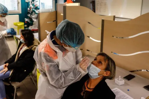 Plus de 11.000 nouvelles contaminations au Covid-19 ont été rapportées mardi, un chiffre minimal.