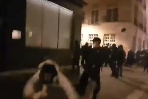 Une enquête a été ouverte après qu'un policier a crocheté un migrant à Paris.