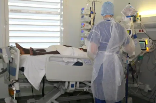 La décrue des hospitalisations se poursuit en France.