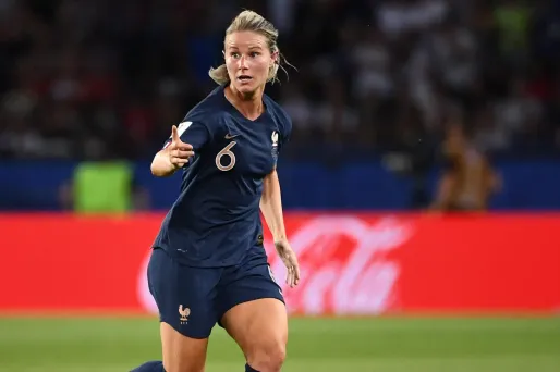 Amandine Henry cible le management de Corinne Diacre.