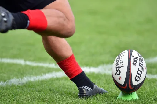 Selon le protocole mis en place face à la situation sanitaire, un match doit être reporté à partir de trois joueurs testés positifs au Covid-19 sur sept jours glissants.