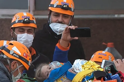 Une fillette de quatre ans, Ayda, a été sauvée des décombres en Turquie.