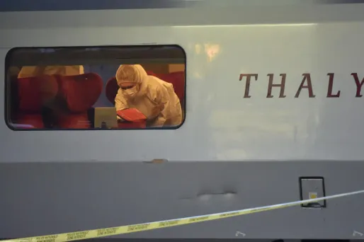 Le tireur avait été maîtrisé par des passagers.