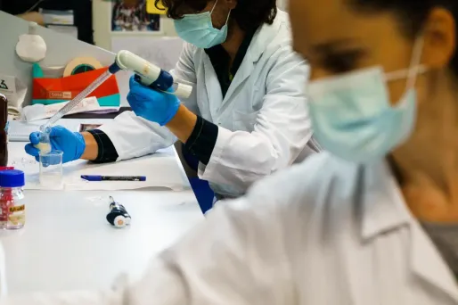 Samedi, la France compte 54.981 morts du coronavirus, soit 214 de plus sur 24 heures.