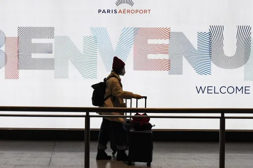 La police aux frontières de Roissy a démantelé un réseau de faux certificats de tests négatifs, après l’interception fin septembre d’un homme qui allait embarquer pour l’Ethiopie.