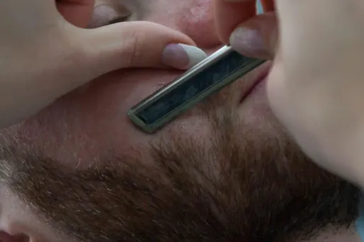 Le rejet d'un détail physique chez l'autre, comme une barbe, peut être le symptôme d'un problème profond au sein du couple.