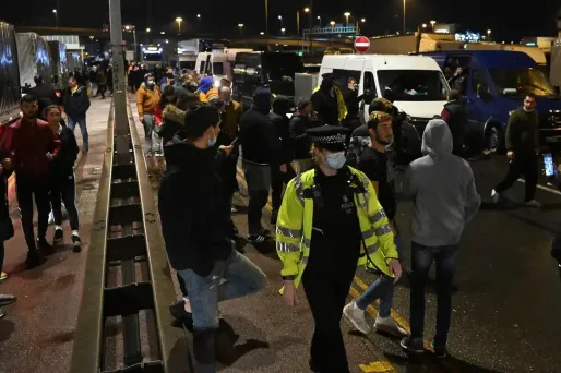 Routiers bloqués : plus de 1.000 militaires britanniques déployés pour le dépistage