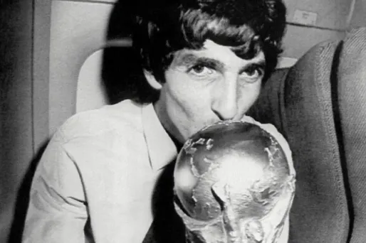 Paolo Rossi embrasse la Coupe du monde.