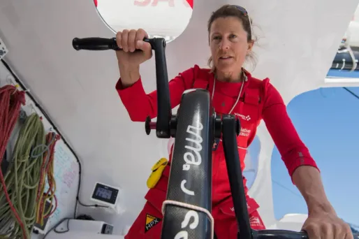 Samantha Davies est contrainte d'abandonner à la suite d'une collision.