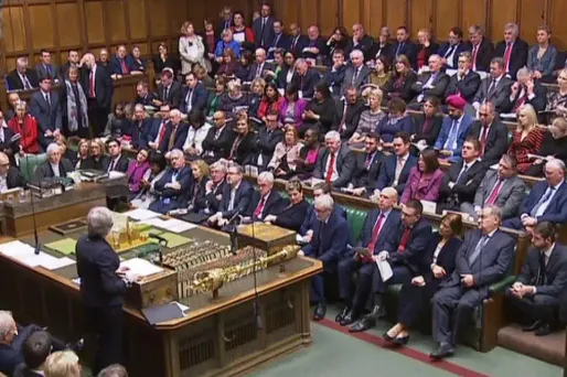 Aucun des amendements n'est immédiatement contraignant pour l'exécutif mais il serait politiquement risqué pour Theresa May de les ignorer.