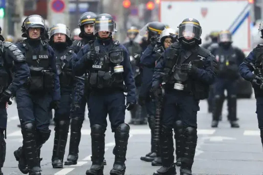 Les forces de l'ordre ont placé 17 personnes en garde à vue, samedi, à Paris, en marge des manifestations des "gilets jaunes".
