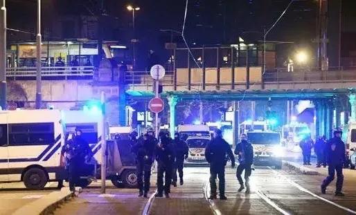 Selon "Le Monde" et France 3, l'enquête sur l'attentat de Strasbourg révèle que le terroriste cherchait depuis plusieurs semaines à se procurer des armes.