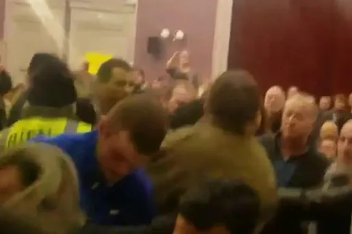 Des "gilets jaunes" ont forcé l'entrée d'un premier débat organisé vendredi soir à Besançon.