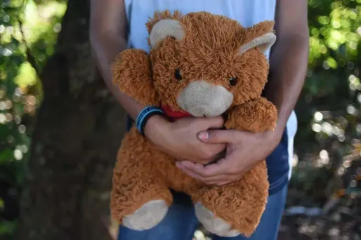 Le documentaire de Sylvain Louvet dénonce les carences de l'Etat dans la prise en charge des enfants placés en foyer.