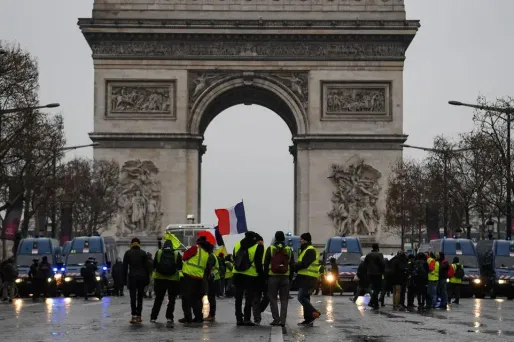 "Gilets jaunes" : à Paris, premiers heurts autour de l'Arc de Triomphe
