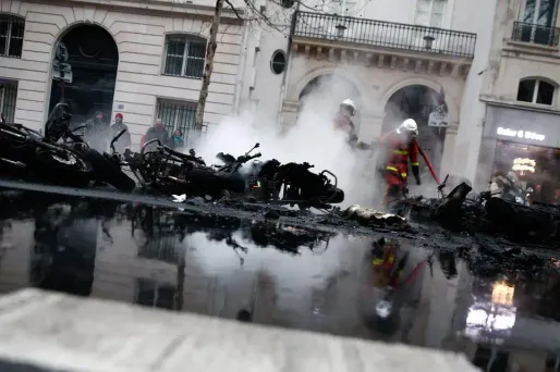 Samedi, de nombreux incendies ont été recensés boulevard Saint-Germain, à Paris, lors de "l'acte 8" des "gilets jaunes".