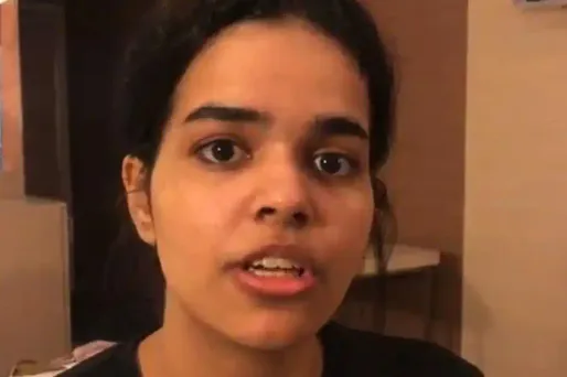 Rahaf Mohammed Al-Qunun est une jeune Saoudienne qui a été arrêtée à l'aéroport de Bangkok après avoir fui son pays.