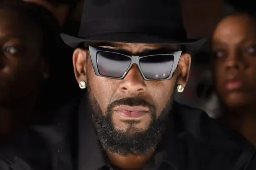 R.Kelly, 52 ans, qui a toujours démenti ces accusations, n'a pas fait de commentaire.