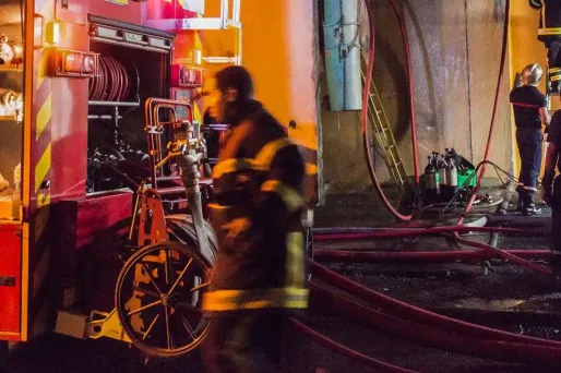Photo d'illustration. Selon la police, un premier bateau aurait pris feu, se serait détaché et serait venu se heurter aux autres bateaux au mouillage.