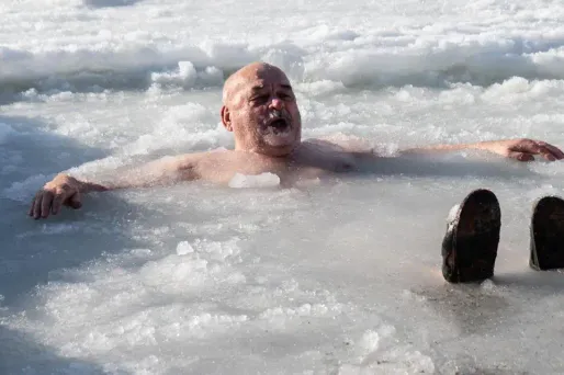 Des milliers de Russes ont plongé samedi dans des rivières et des étangs gelés de Russie.