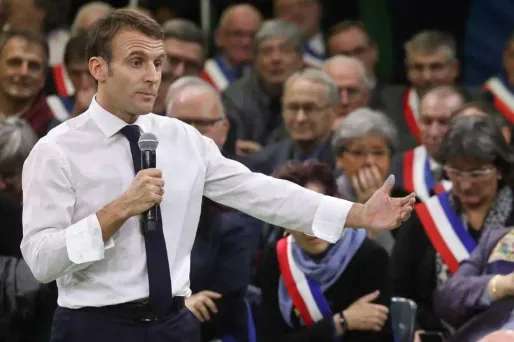 Emmanuel Macron a été applaudi quand il a parlé de mettre dans le débat la loi Notre, vivement contestée par les maires.