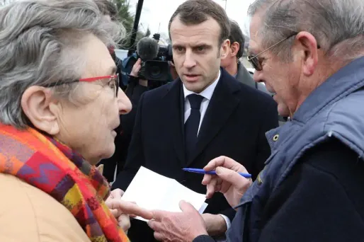 Un retraité, venu avec ses propres documents, a questionné le chef de l'État sur sa baisse de pension depuis le mois de janvier.