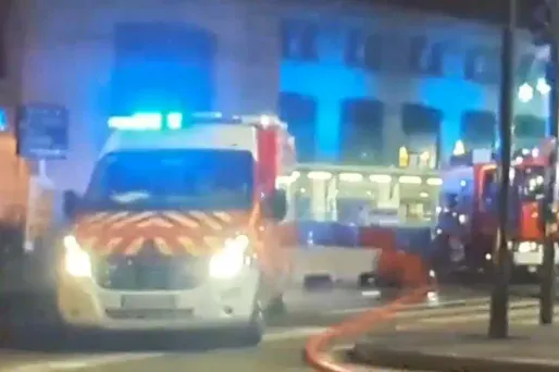 Les pompiers ont été alertés à 2h40 de ce sinistre, qui a frappé un immeuble ancien d'habitation rue Bayard, dans le quartier de la gare Matabiau à Toulouse.
