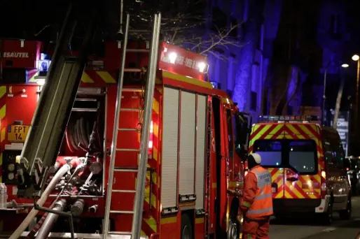 Des jeunes gens ont aidé un homme à sauter d'un immeuble en feu à Beauvais mercredi soir.