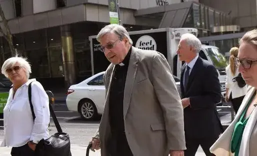 Le cardinal a été reconnu coupable d'un chef de pénétration sexuelle et de quatre chefs d'attentat à la pudeur contre deux enfants de chœur.