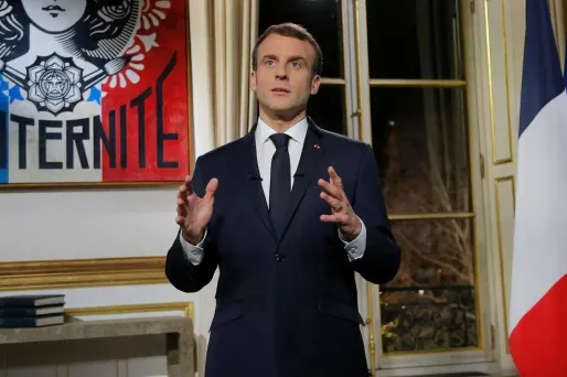 Emmanuel Macron s'est exprimé, debout, depuis son bureau à l'Élysée.