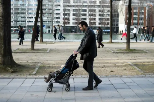 Le rapport propose notamment d'allonger le congé paternité.