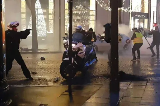 Un des policiers agressés avait brièvement sorti son arme de service.