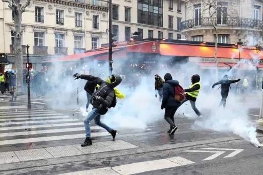 Une dizaine de personnes ont été interpellées, selon la préfecture.