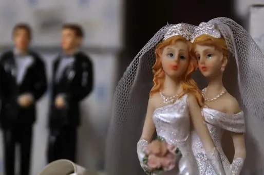 L'amendement propose de remplacer les mentions père et mère par "parent 1" et "parent 2" dans les formulaires scolaires.