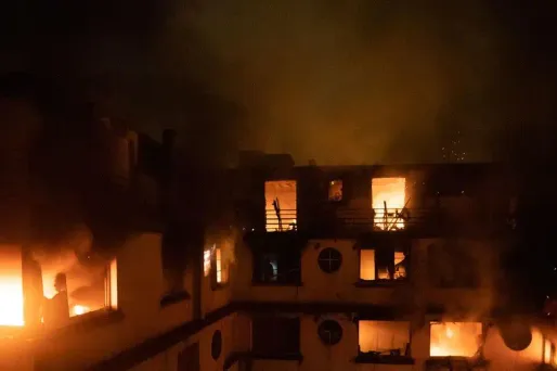 Au moins dix personnes sont mortes dans l'incendie.