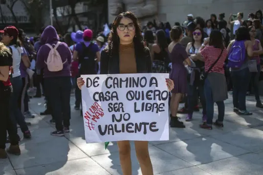 Sur la pancarte de cette manifestante, on peut lire : "En rentrant chez moi je veux être libre, pas courageuse".